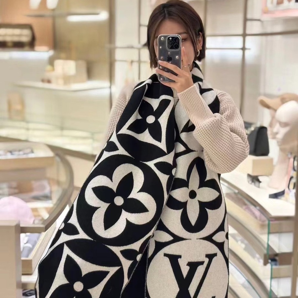 Louis Vuitton scarf in large classic letters and Monogram flowers - Picture 2 of 5